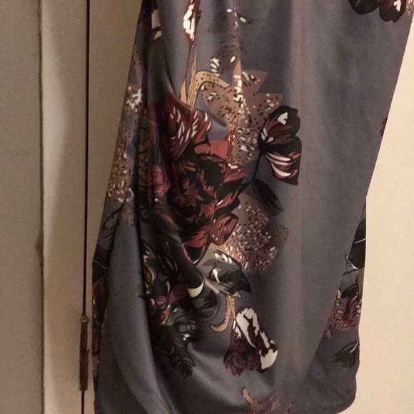 Grey Floral Body Con Dress - Picture 2 of 6